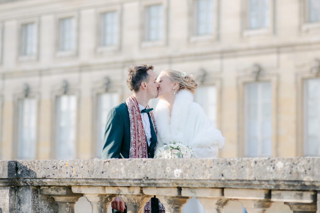 Mariés s'embrassant devant le château de Compiègne